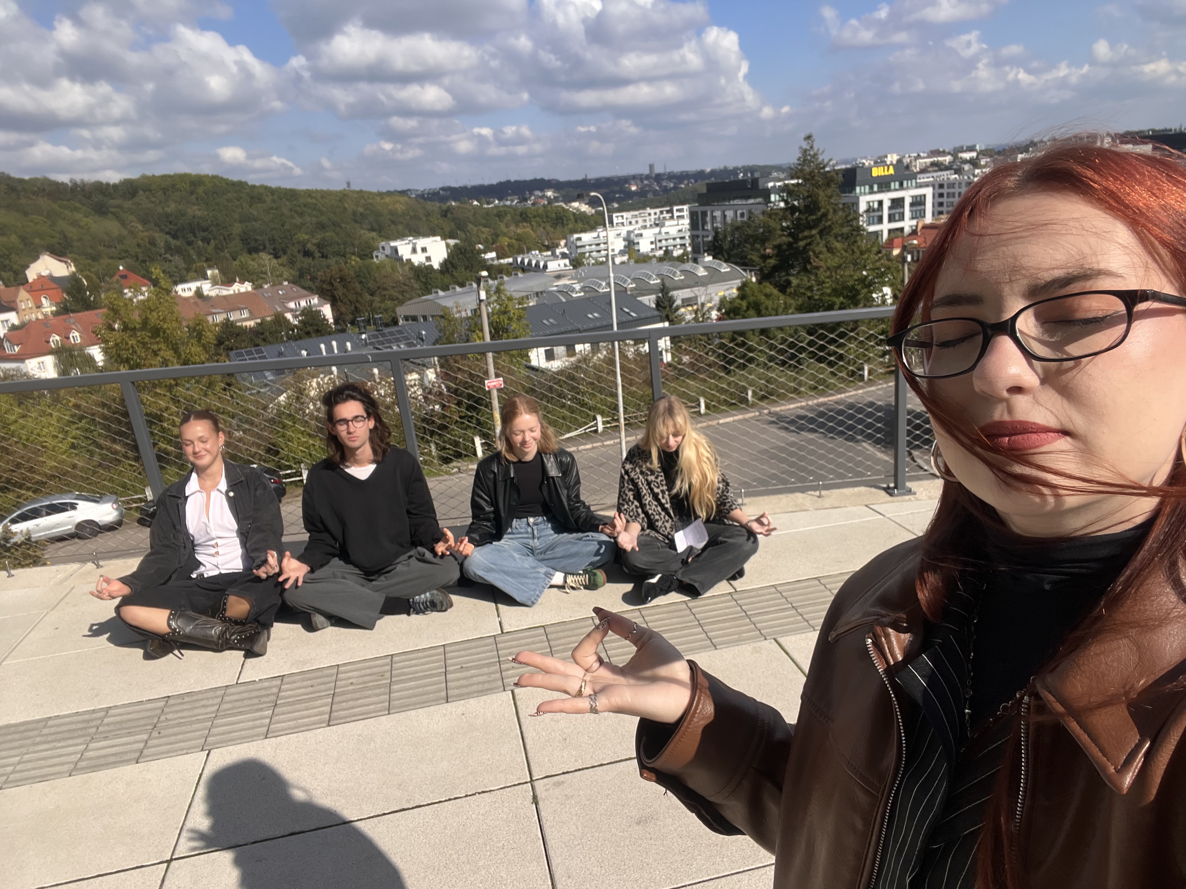 osvěžující meditace před Jinonickým areálem s výhledem na krásnou Pražskou panoramu